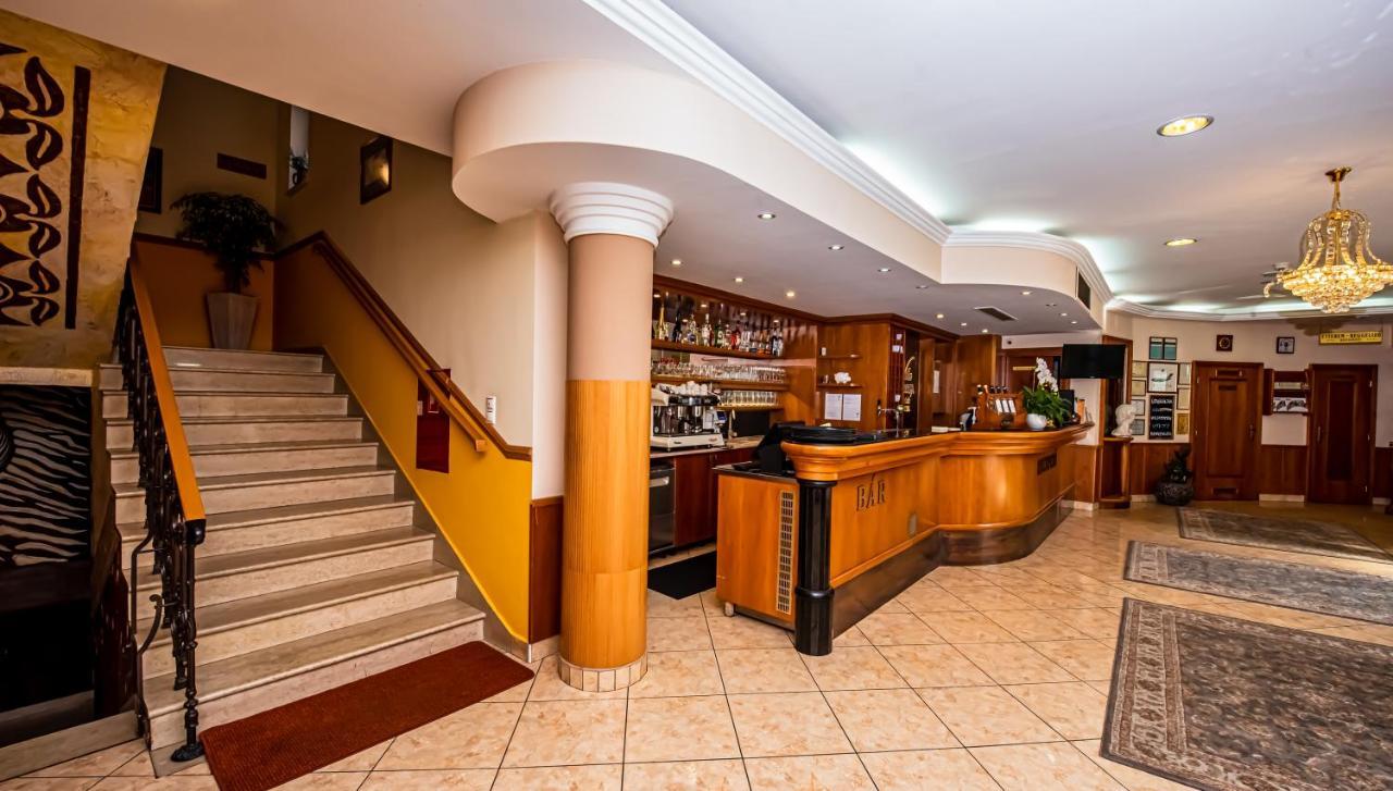 Hotel Villa Classica Pápa Zewnętrze zdjęcie
