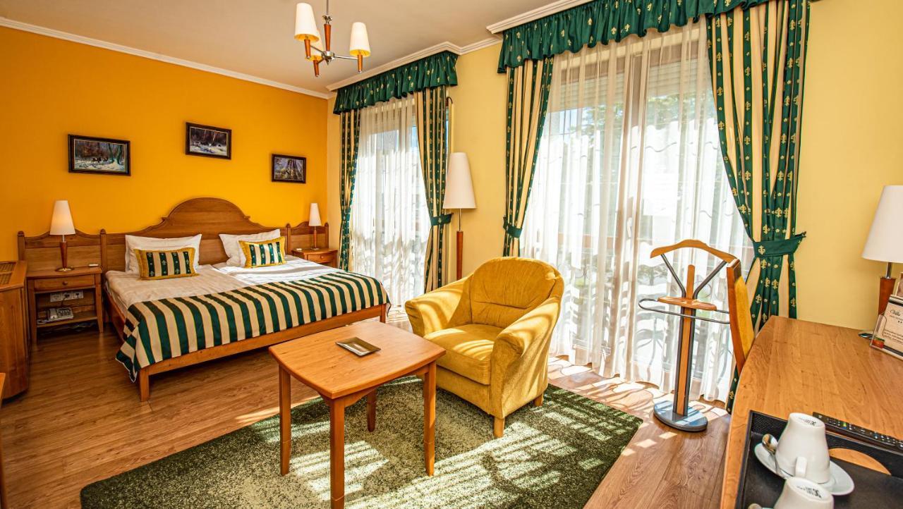 Hotel Villa Classica Pápa Zewnętrze zdjęcie