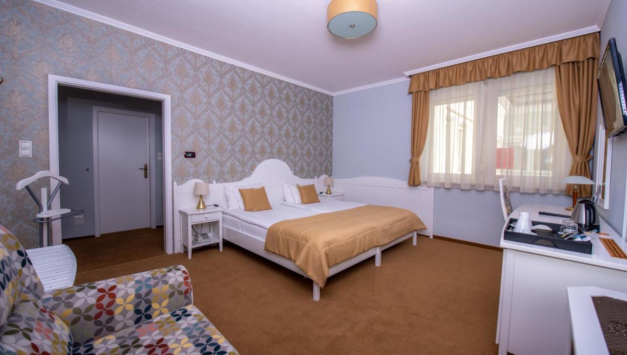 Hotel Villa Classica Pápa Zewnętrze zdjęcie