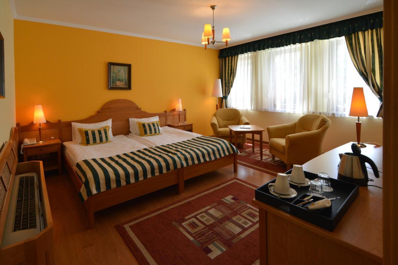 Hotel Villa Classica Pápa Zewnętrze zdjęcie