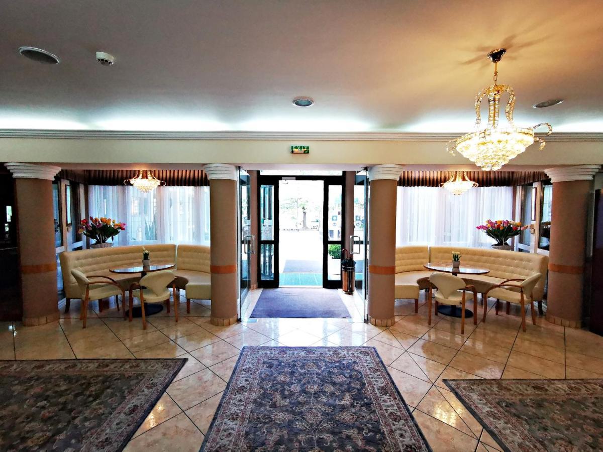 Hotel Villa Classica Pápa Zewnętrze zdjęcie